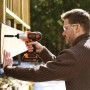 Black+Decker Multievo Akku-Multifunktionswerkzeug-Set MT218K im Einsatz beim Schrauben.