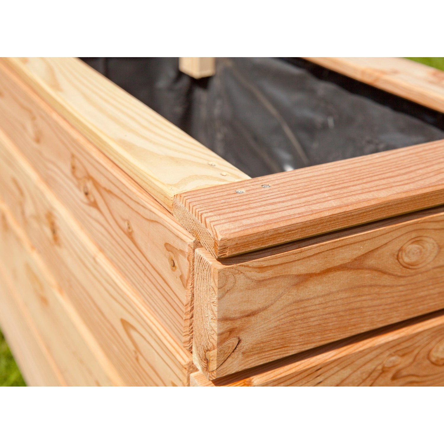 Detailansicht des Kiehn-Holz Pflanzkastens aus Lärche, unbehandelt, 80x40x43 cm.