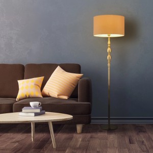 Elegante goldene Stehlampe mit beigem Stoffschirm, 156 cm, neben Sofa. Dekorative Innenleuchte Wohnzimmer.