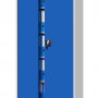 Grau-blauer Metallschrank Jan Nowak mit Zylinderschloss, leicht geöffnet, zeigt 4 Fachböden und Aktenordner. Ideal für Büro.
