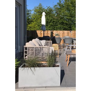 Grauer Vivanno Pflanzkübel Maxi in Betonoptik (80x40x40 cm) auf einer Terrasse.