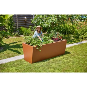 Gutta Hochbeet Valenta 200 in Rostoptik mit Frau bei der Gartenarbeit im Garten.