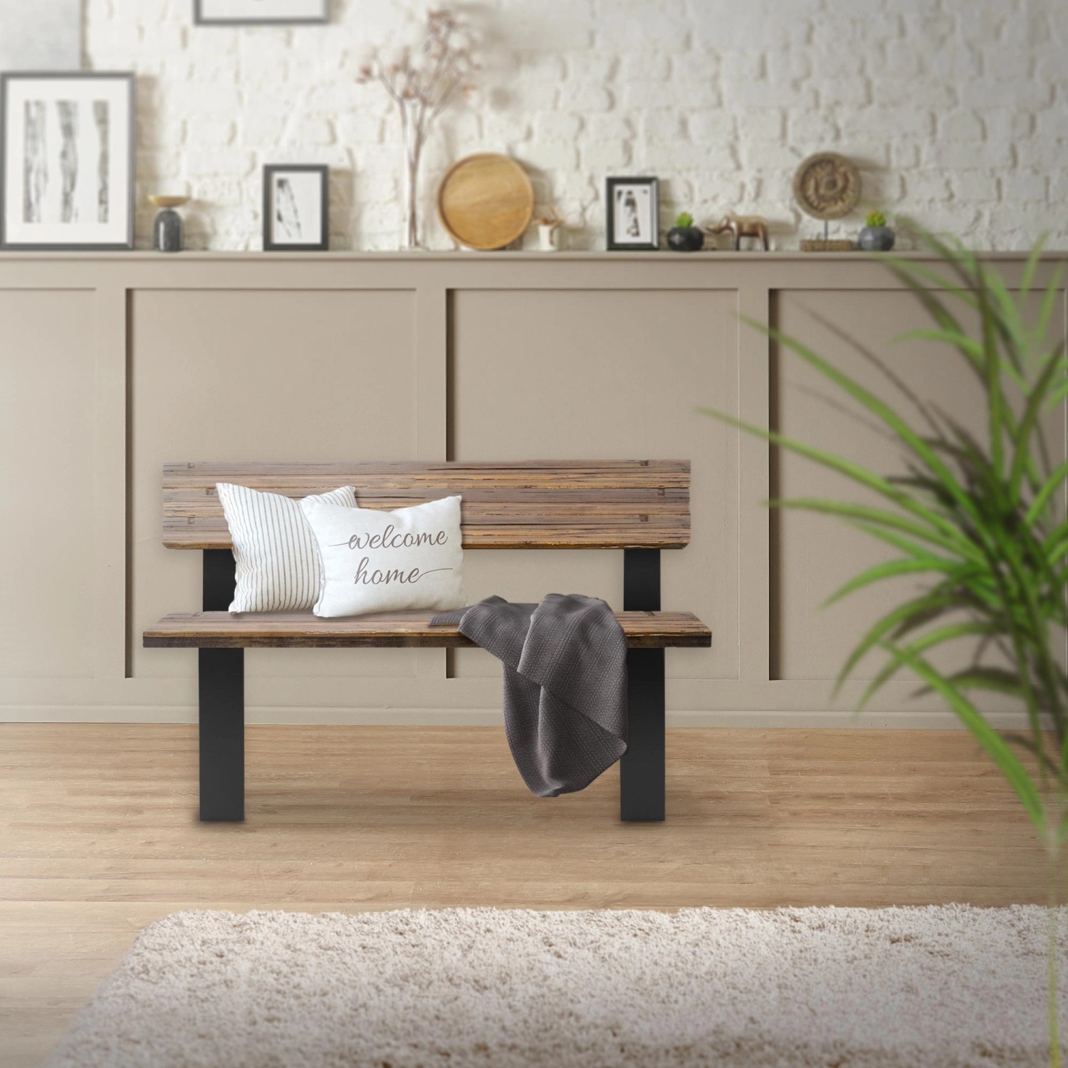 ML-Design Bank mit schwarzen Stahlbeinen und Rückenlehne, inklusive Kissen und Decke.