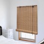 Braunes Bambusrollo (150x160 cm) am Fenster für Sichtschutz und natürliche Lichtfilterung.