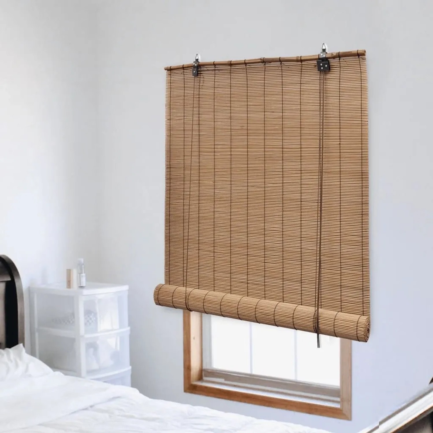 Braunes Bambusrollo (150x160 cm) am Fenster für Sichtschutz und natürliche Lichtfilterung.