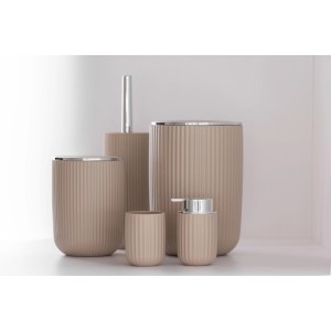 Beige Bad-Accessoires Agropoli: Kosmetikeimer, Seifenspender, Zahnputzbecher und WC-Garnitur.