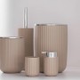 Beige Bad-Accessoires Agropoli: Kosmetikeimer, Seifenspender, Zahnputzbecher und WC-Garnitur.
