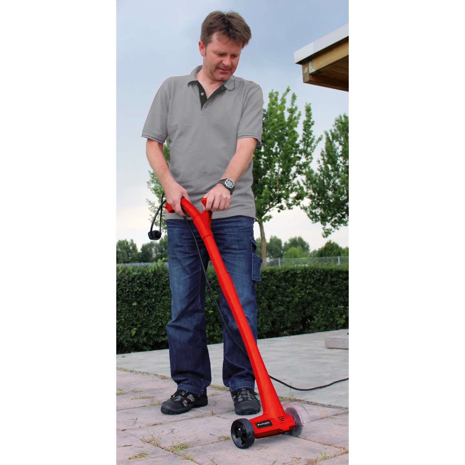 Einhell GC-EG 1410 elektrischer Fugenreiniger im Einsatz auf Pflastersteinen.