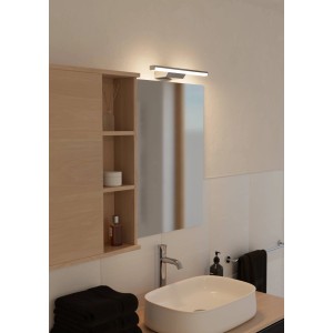 Moderne Eglo LED-Spiegelleuchte Regello-Z Chrom im Badezimmer über einem Spiegel.