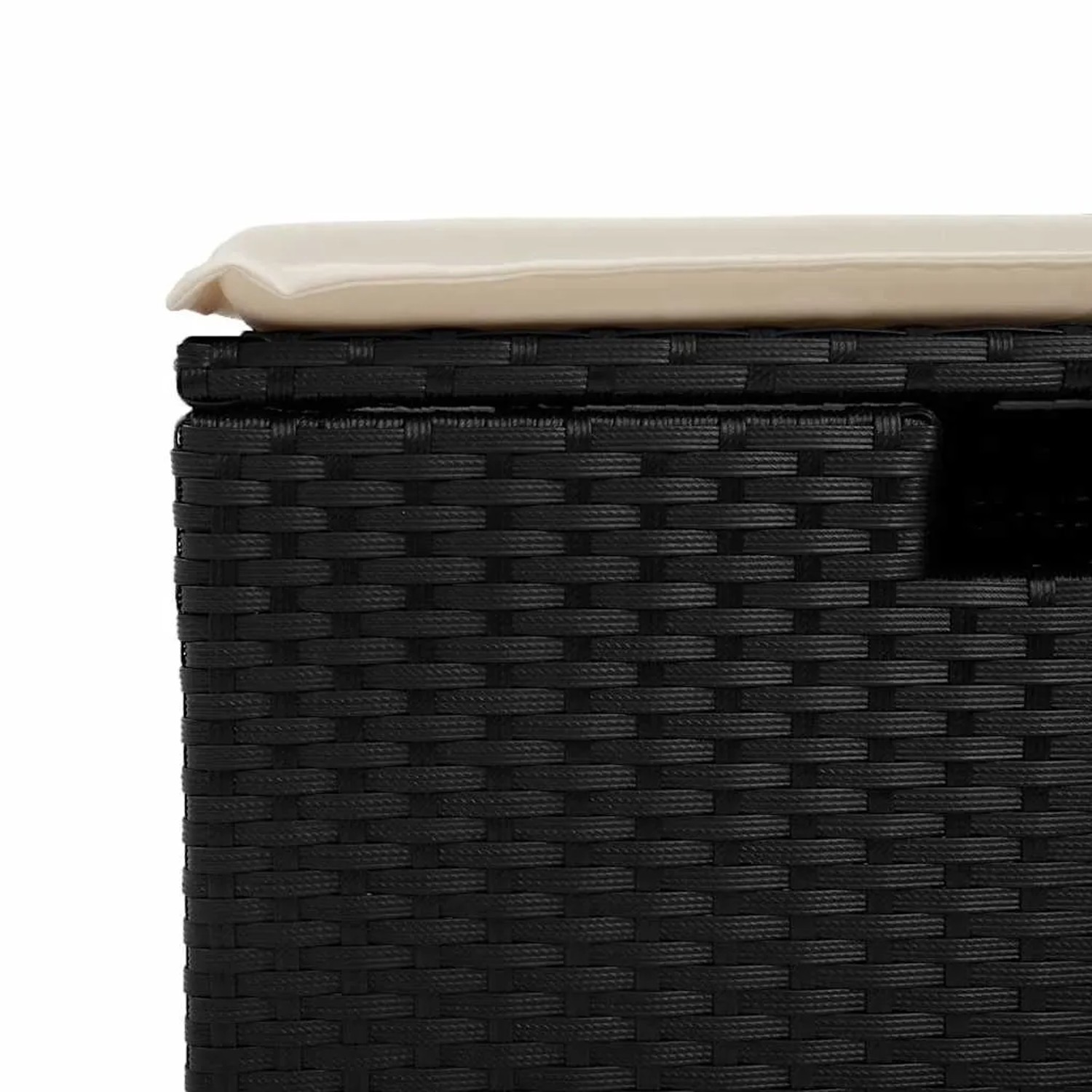 Detailaufnahme: Schwarzes Poly Rattan Gartenmöbel mit cremefarbenem Kissen, Teil einer vidaXL Sofagarnitur.