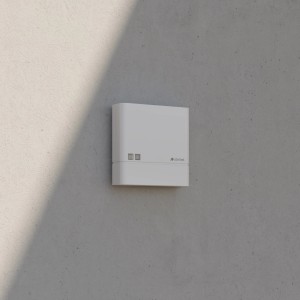 Weißer Steinel Dämmerungsschalter NightmatIQ Plus an einer Wand. Smarte Leuchte für automatische Beleuchtung.