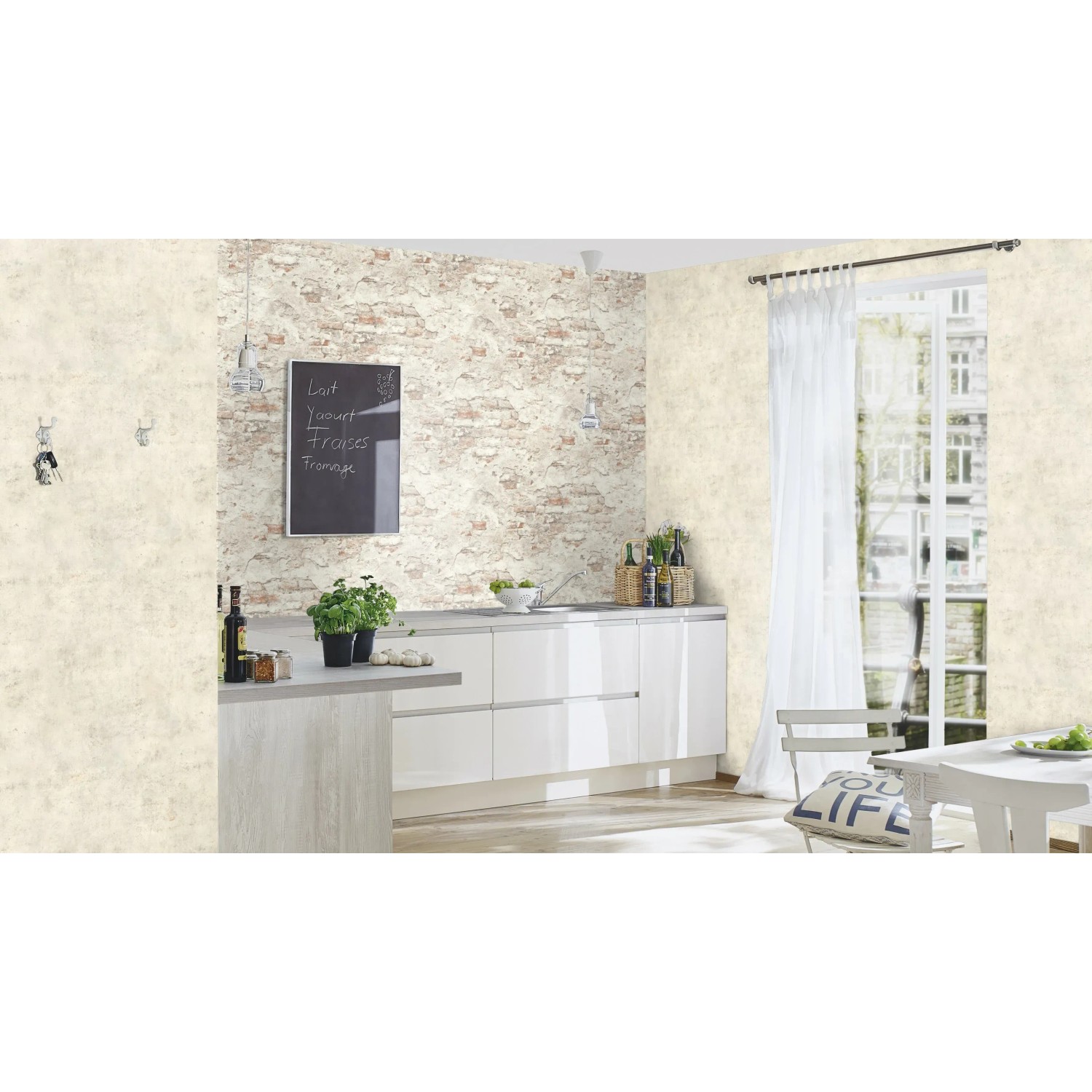 Beige Vliestapete in Betonoptik (Rasch Factory IV 939514, 10,05x0,53m) im Küchen-Loft.