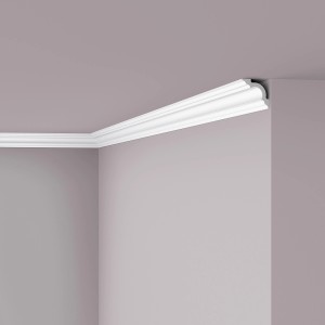 Weiße NOEL & MARQUET NMC A2 Eckleiste aus Polystyrol, 2 m lang, im Raum montiert.