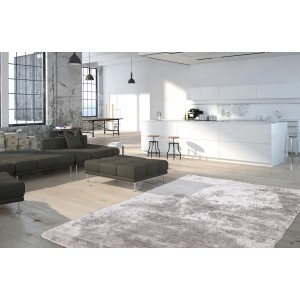 Silberner Hochflor-Teppich Curacao (80x150 cm) im Wohnzimmer.