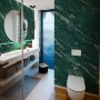 Badezimmer mit grünen Grosfillex Wandpaneelen in Marmor Optik, 260x37,5 cm.