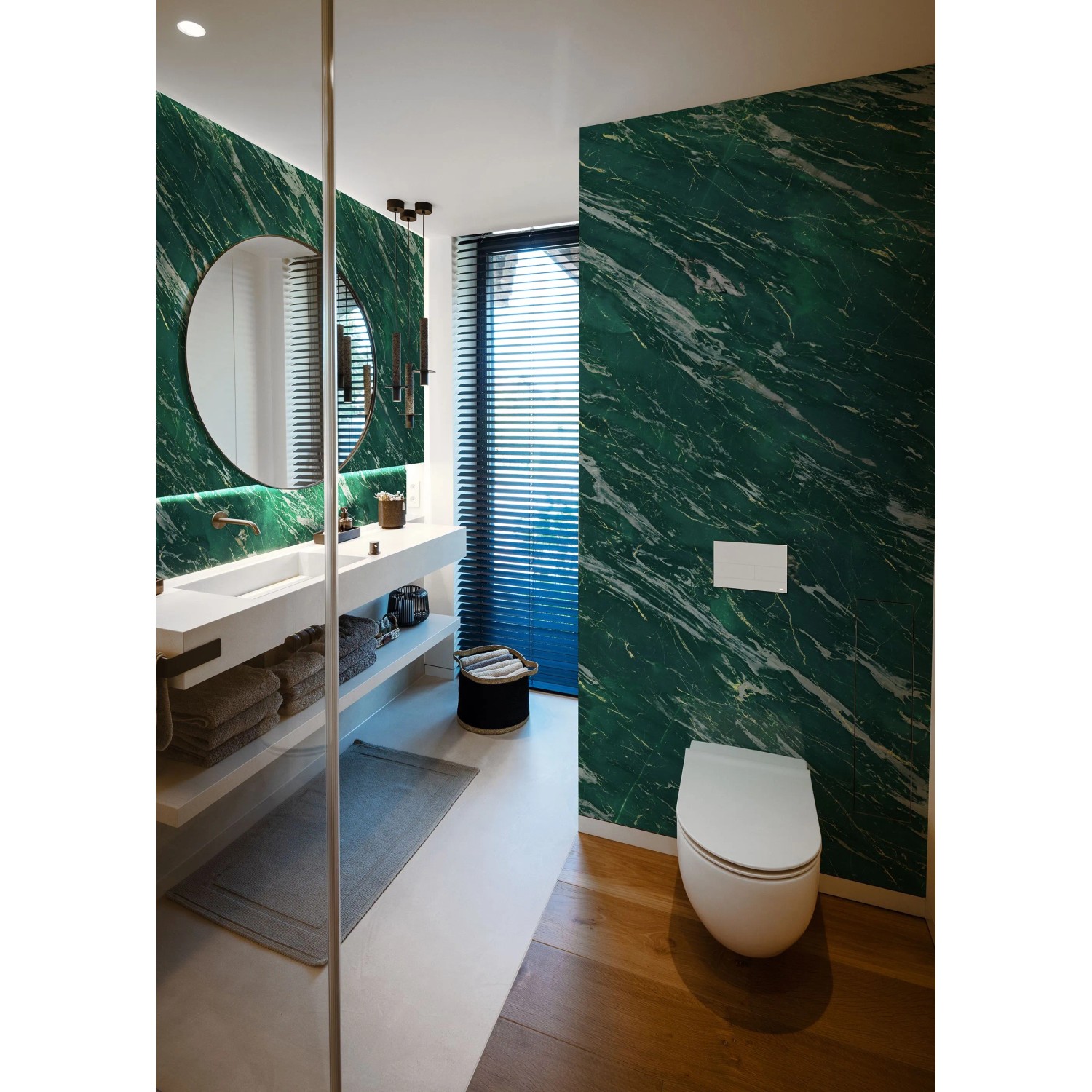 Badezimmer mit grünen Grosfillex Wandpaneelen in Marmor Optik, 260x37,5 cm.