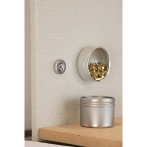 Fix-o-moll Neodym Magnet mit Senkbohrung, 4er Set, hält Dosen an einer Wand.