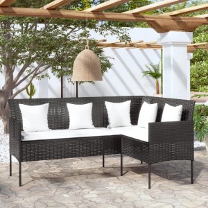 Schwarzes L-förmiges Sofa aus Polyrattan mit weißen Kissen für den Garten.