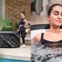 Bestway Eisbad Glacial Dip, aufblasbar, mit Marmor-Optik. Frau dehnt sich daneben, andere Frau im Eisbad.