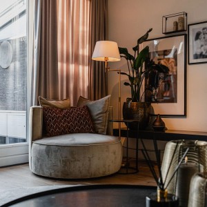 QAZQA Stehlampe Ladas Deluxe in Bronze mit weißem Schirm im Wohnzimmer.