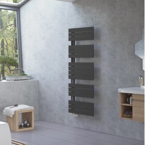 Anthrazitfarbener Ximax Badheizkörper P2-Open (1495x600 mm, 872 Watt) im modernen Badezimmer.