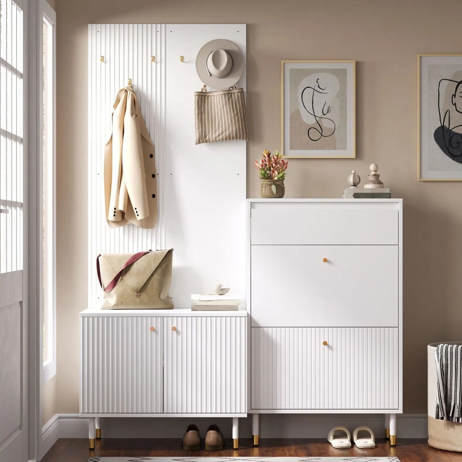 Weißes Garderobenset mit Schuhschrank, Wandhaken und Stauraum im Flur. Modernes Design mit geriffelten Fronten.