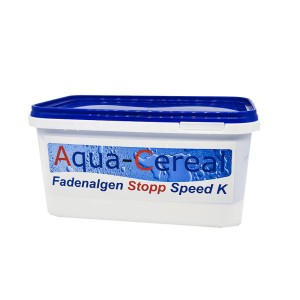 Aqua-Cereal Fadenalgen Stop Speed K 5kg im weißen Eimer mit blauem Deckel.