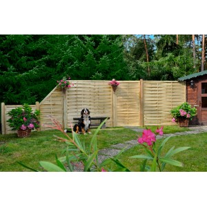 Grüner T & J Lamellenzaun 180x180 cm im Garten mit Hund und Blumen.