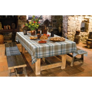 Ovale, blau karierte d-c-fix Tischdecke Borneo 150x250 cm auf gedecktem Holztisch.