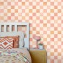 ESTAhome Tapete mit Karomuster in Beige, Orange und Rosa im Schlafzimmer.
