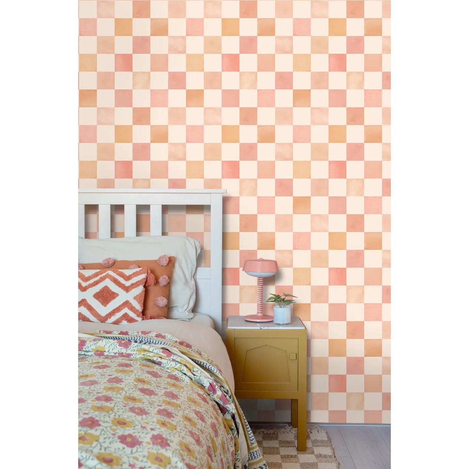 ESTAhome Tapete mit Karomuster in Beige, Orange und Rosa im Schlafzimmer.