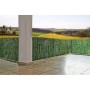 Grüner Balkonsichtschutz in Tannenoptik auf Terrasse mit Landschaft im Hintergrund. Ideal für Markisen & Sonnenschutz.