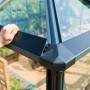 Detailaufnahme Juliana Gewächshaus Oase 8 Anthrazit: Aluminiumrahmen und Sicherheitsglas.