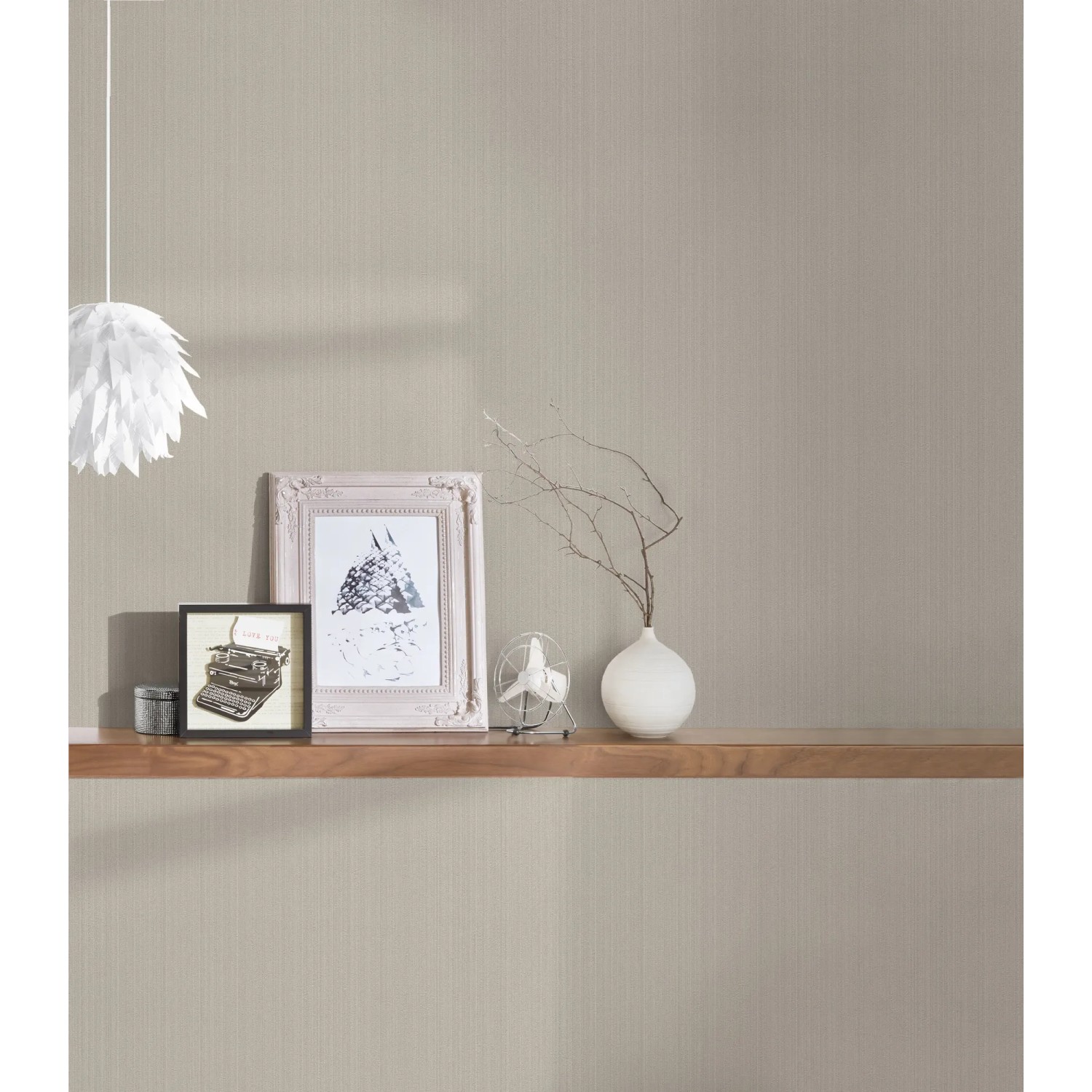 Beige-braune Vliestapete Uni (FSC®) an Wand mit Deko-Elementen auf Holzregal.