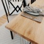 Holz4home Tischplatte aus Eiche (240x100 cm) ohne Baumkante, Teil eines gedeckten Esstisches.