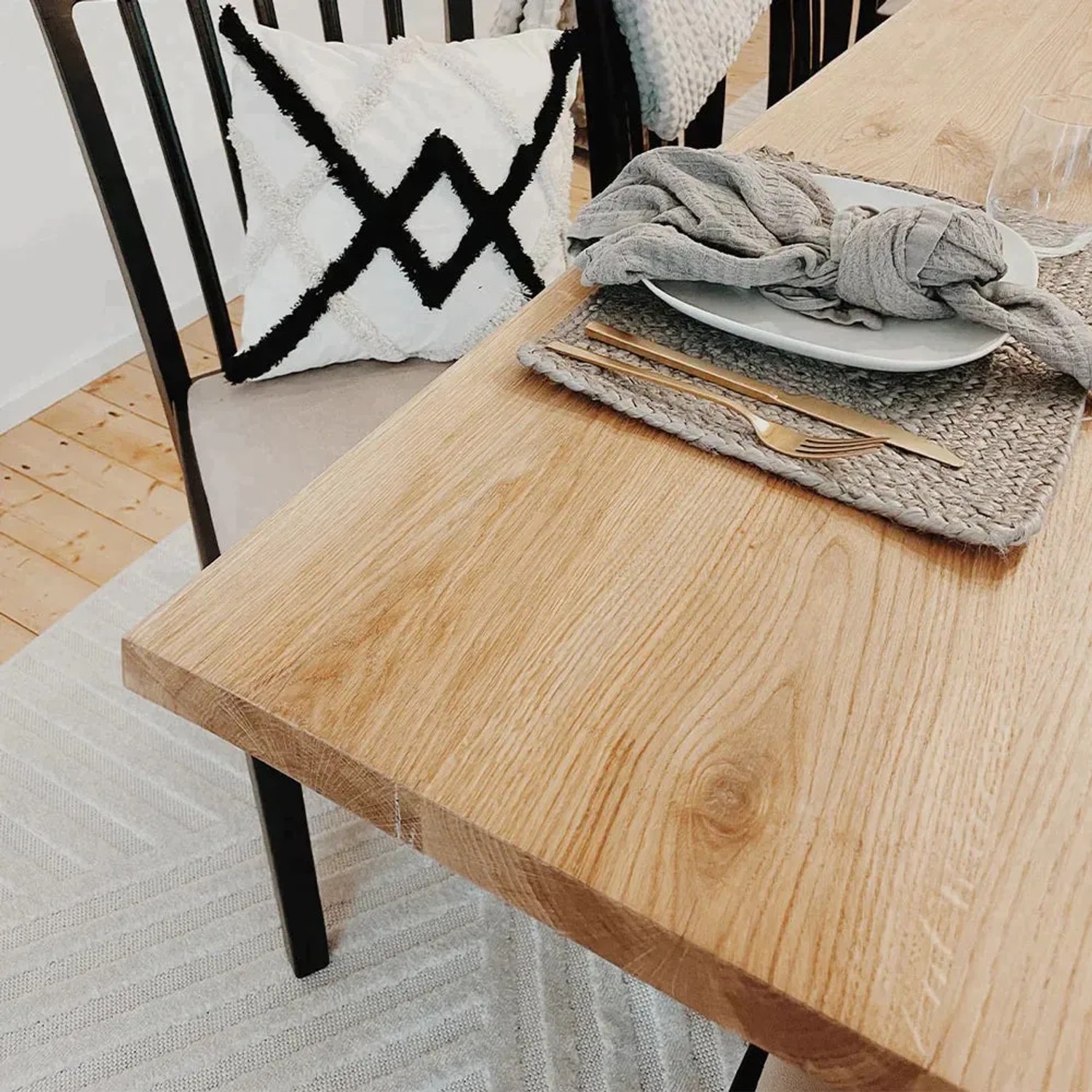 Holz4home Tischplatte aus Eiche (240x100 cm) ohne Baumkante, Teil eines gedeckten Esstisches.