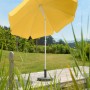 Goldgelber Schneider Balkonschirm Ibiza Ø 240 cm mit Knickfunktion auf Terrasse.