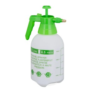 Grüner Relaxdays Drucksprüher aus Kunststoff, 2 Liter, mit verstellbarer Düse für Garten und Pflanzen.