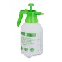 Grüner Relaxdays Drucksprüher aus Kunststoff, 2 Liter, mit verstellbarer Düse für Garten und Pflanzen.