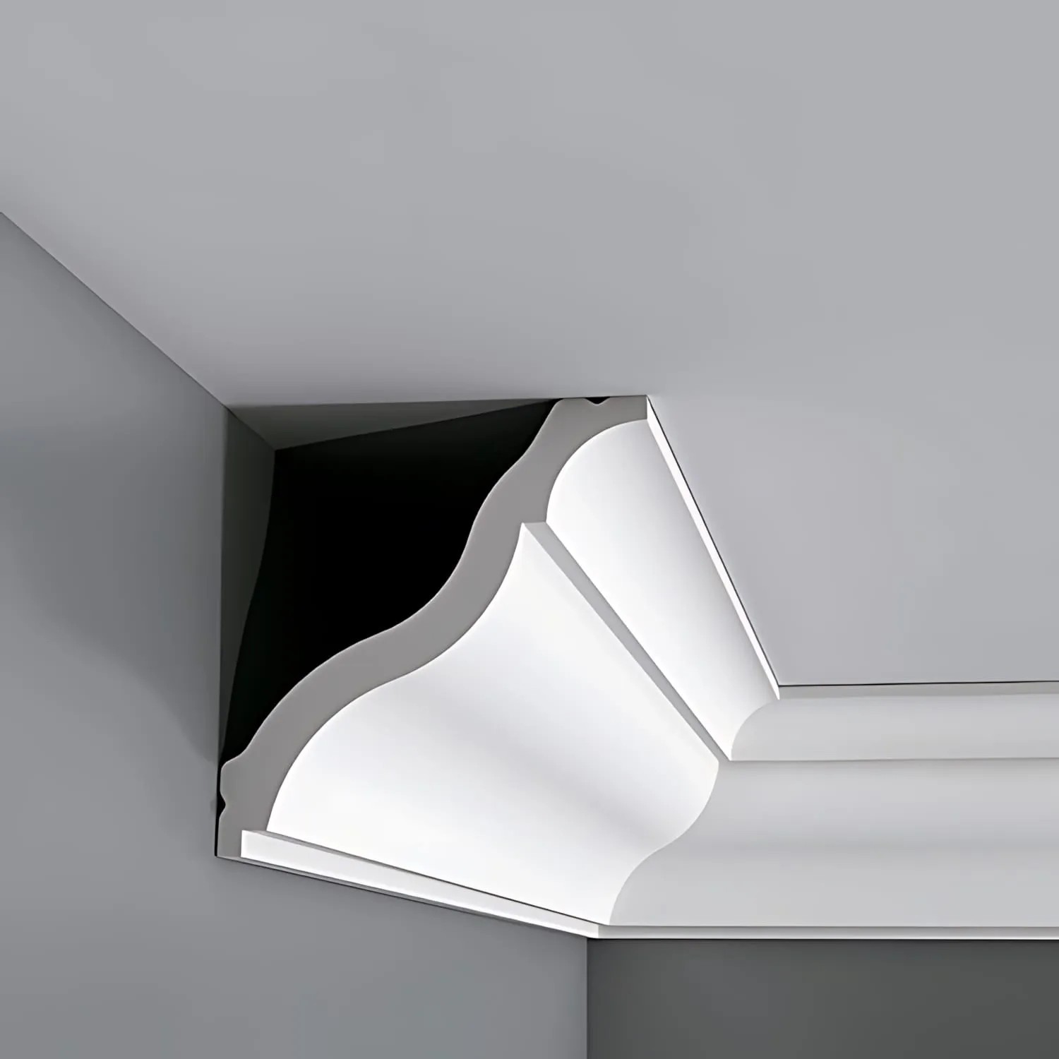Weiße ORAC DECOR Zierleiste CB503N als Eckprofil an Wand und Decke.