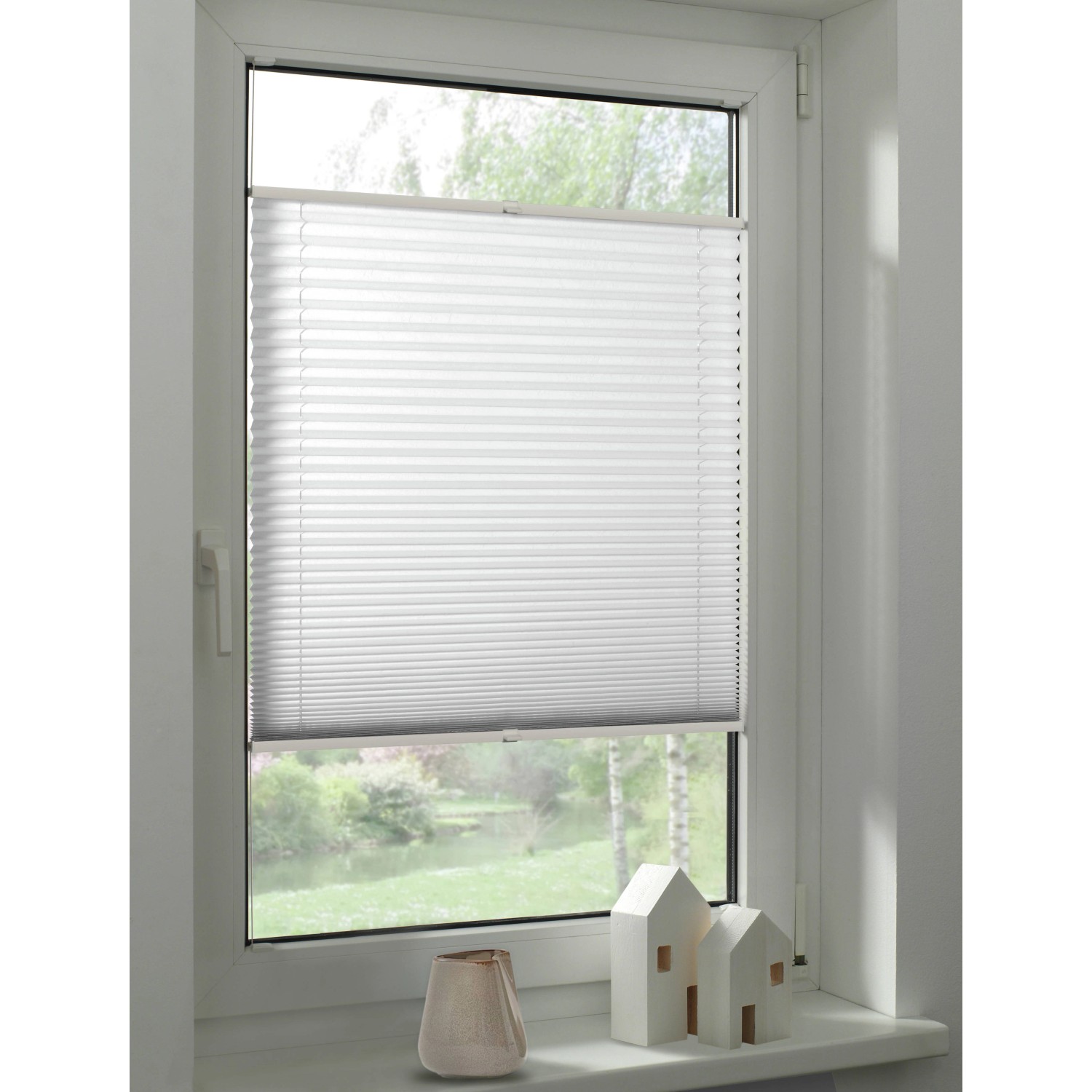 Weißes Schöner Wohnen Plissee Milla, 80x220 cm, am Fenster mit Deko.