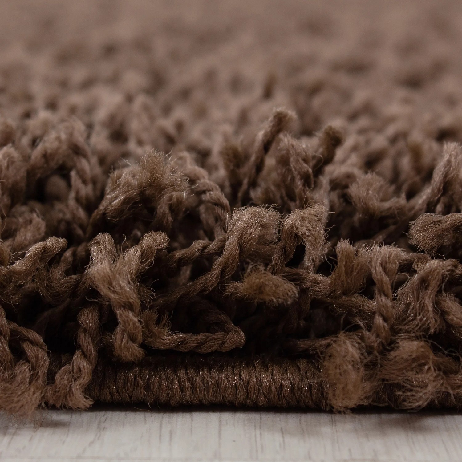 Detailaufnahme: Brauner Ayyildiz Hochflorteppich Life, flauschiger Shaggy-Look.