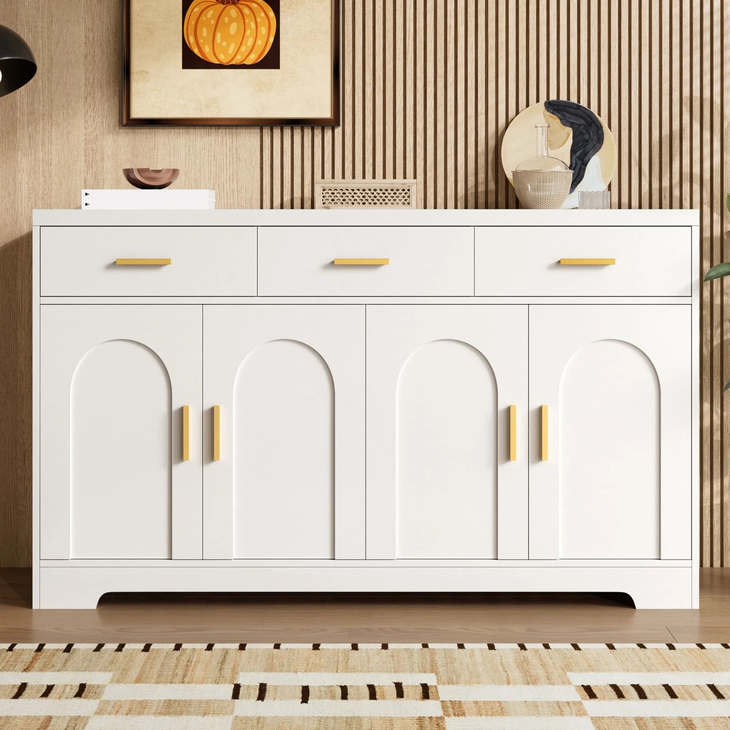 Weißes Merax Sideboard mit 4 Türen, Bogenrelief, 3 Schubladen und goldenen Griffen. Moderner Wohnzimmerschrank aus MDF.