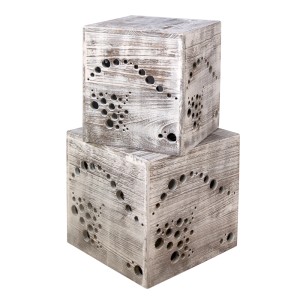 2er Set graue Homestyle4u Holzwürfel als Hocker oder Beistelltische mit Muster.