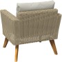 Detailansicht: Sessel aus dem 4-teiligen Sofa-Lounge-Set Borup in Beige mit Wicker-Geflecht und Holfuß.