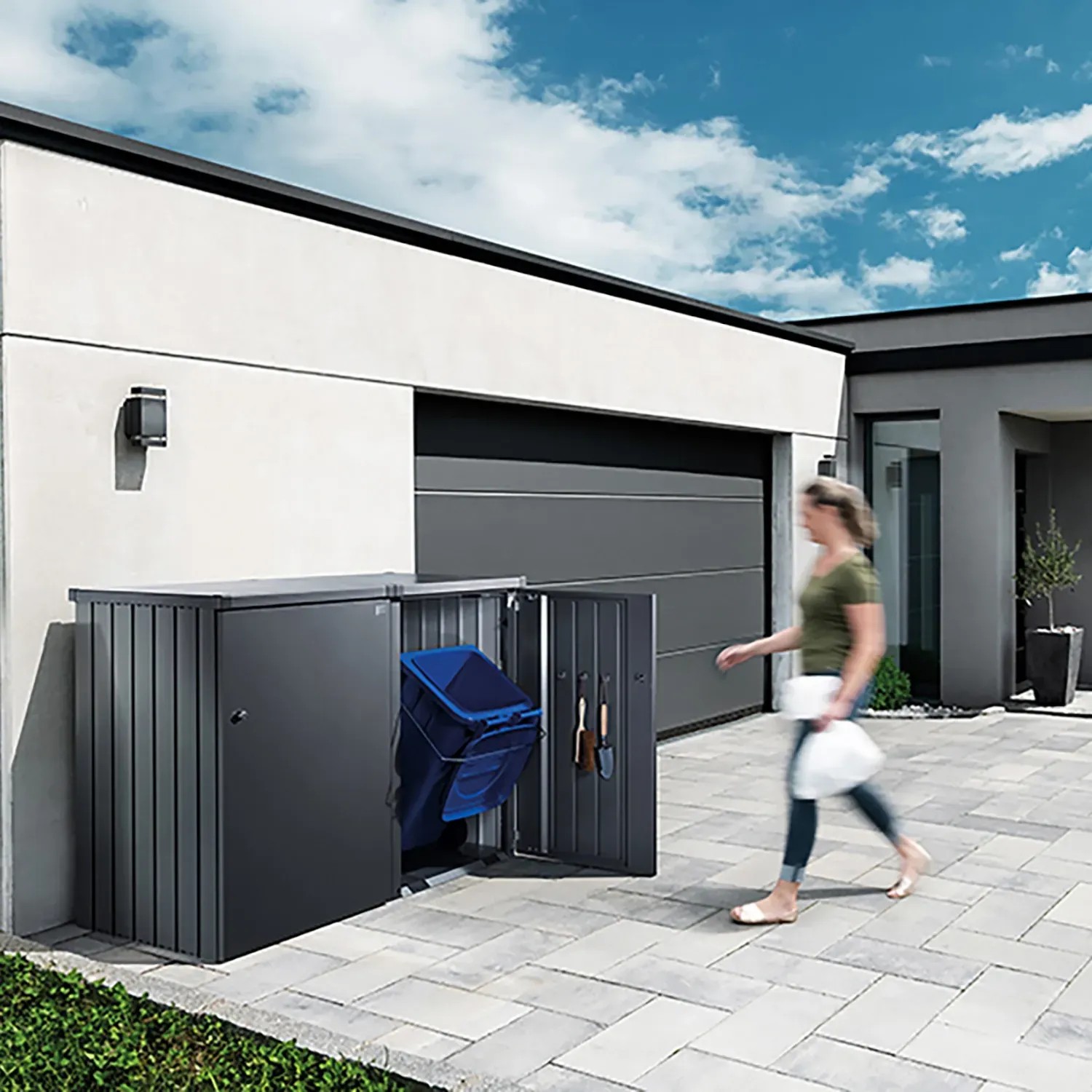 Biohort Mülltonnenbox Alex, Variante 2 in Quarzgrau-Metallic mit geöffneten Türen und Mülltonne.