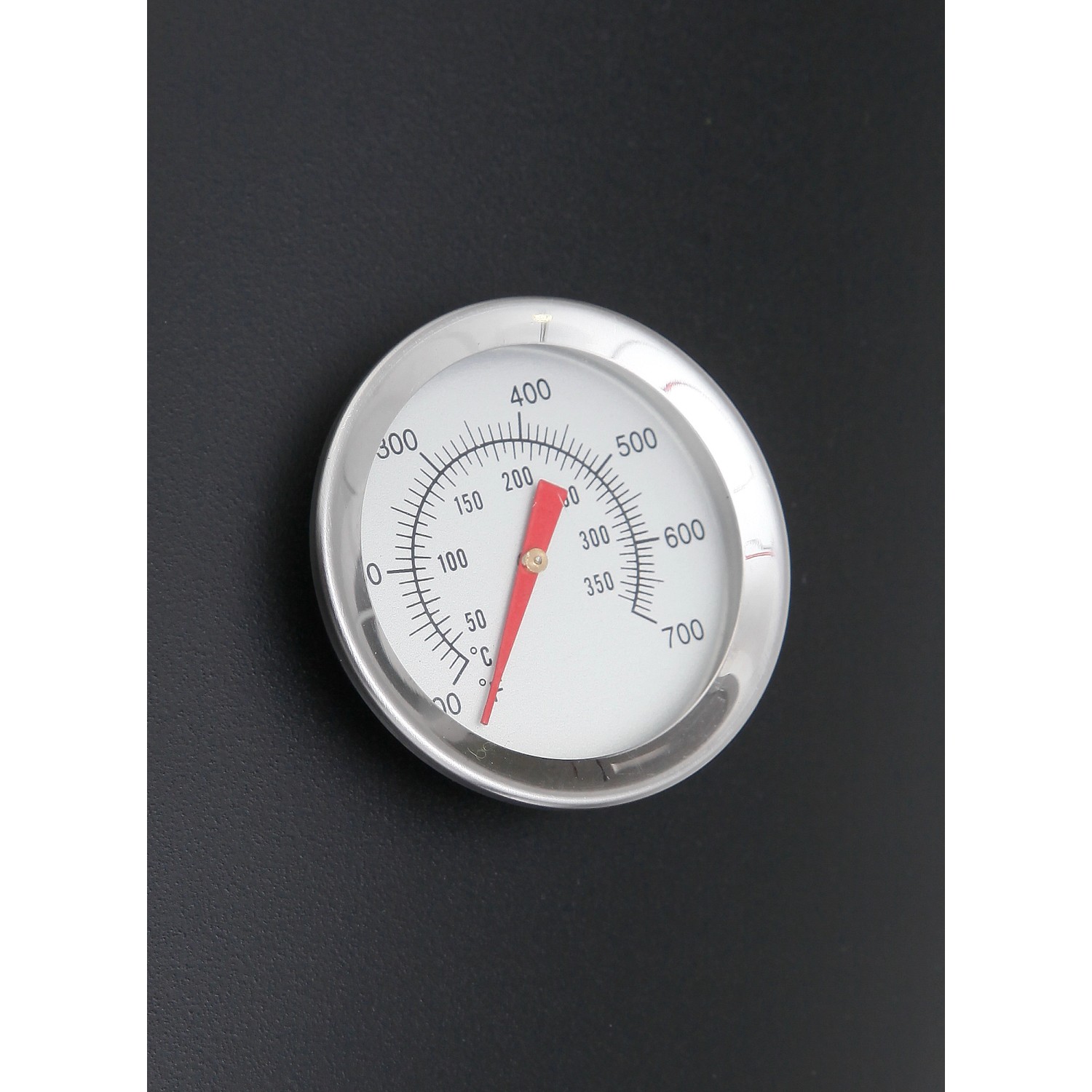 Detailaufnahme: Thermometer am tepro Smoker Wichita Holzkohlegrill, das die Temperatur anzeigt.