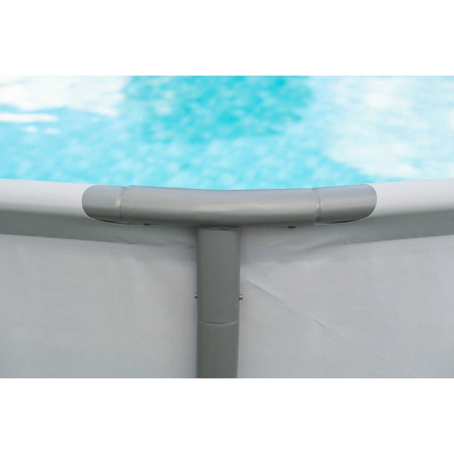 Detailaufnahme Stahlrahmen Pool Summer Waves Elite, anthrazit, mit Poolwasser im Hintergrund.