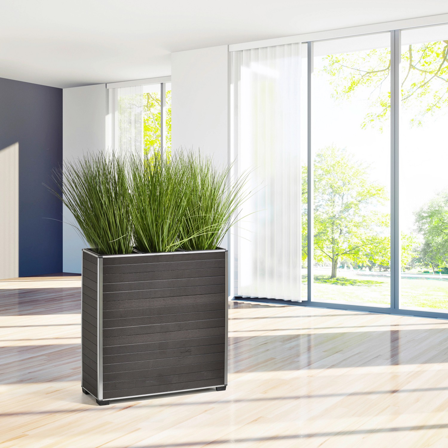 Anthrazitfarbener Gartenfreude Pflanzkübel (74x25,5x75cm) aus WPC mit Bepflanzung im Innenraum.