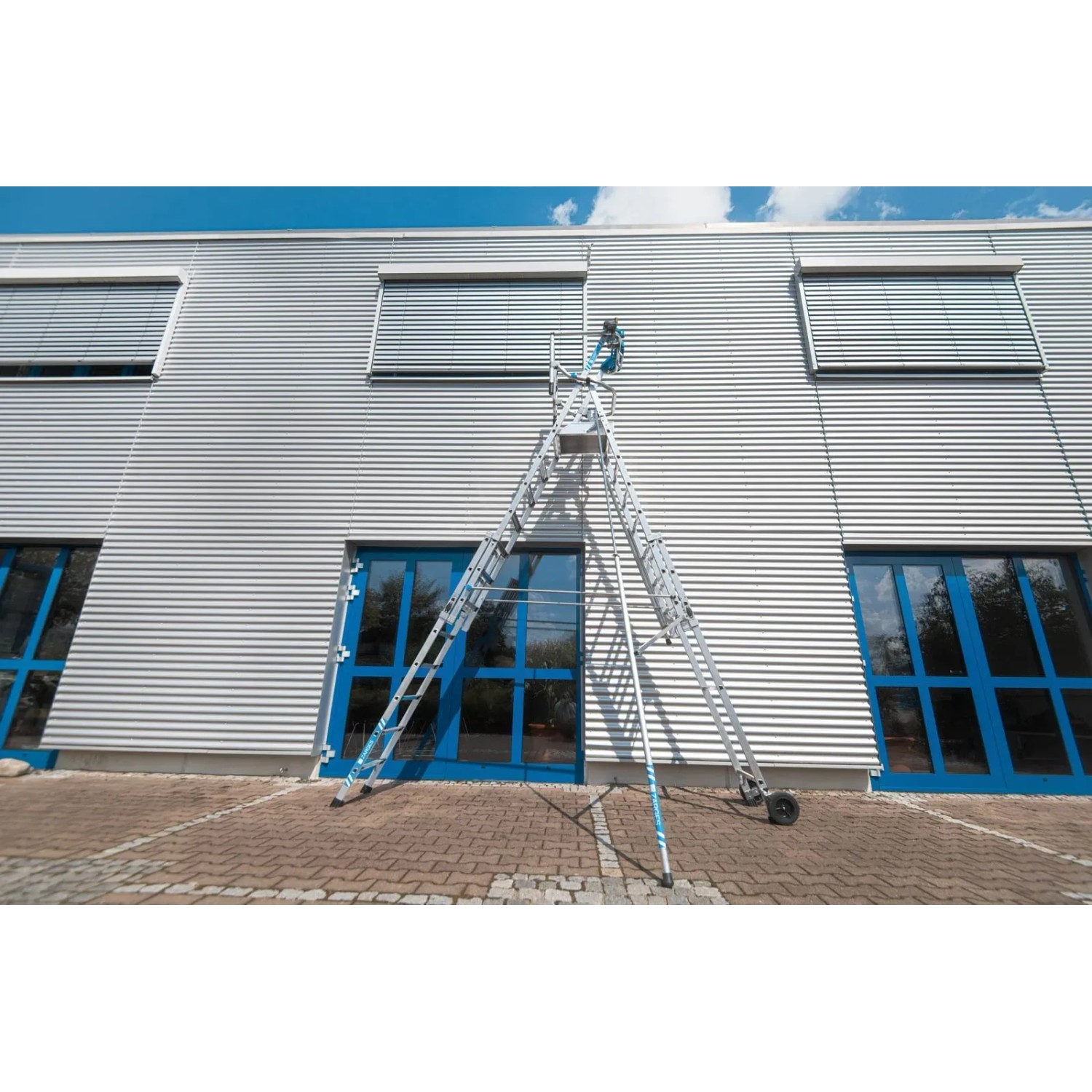 Zarges Teleskop-Plattformleiter ZAP Masterflex Plus S, 8-12 Stufen, vor Gebäude